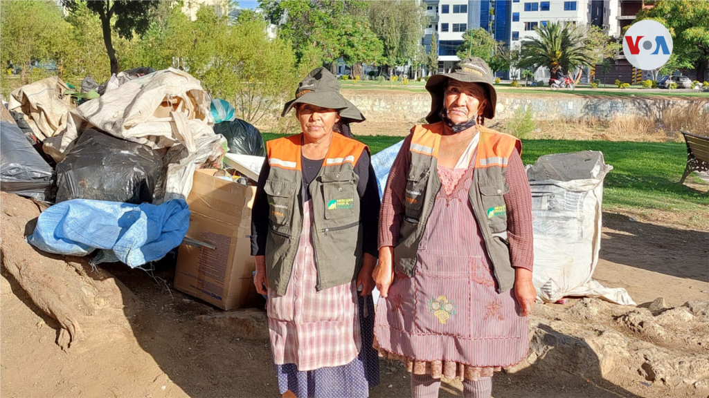 Las ecorrecolectoras en una jornada de trabajo. [Foto cortesía de la Asociación de Ecorrecolectoras de Bolivia]