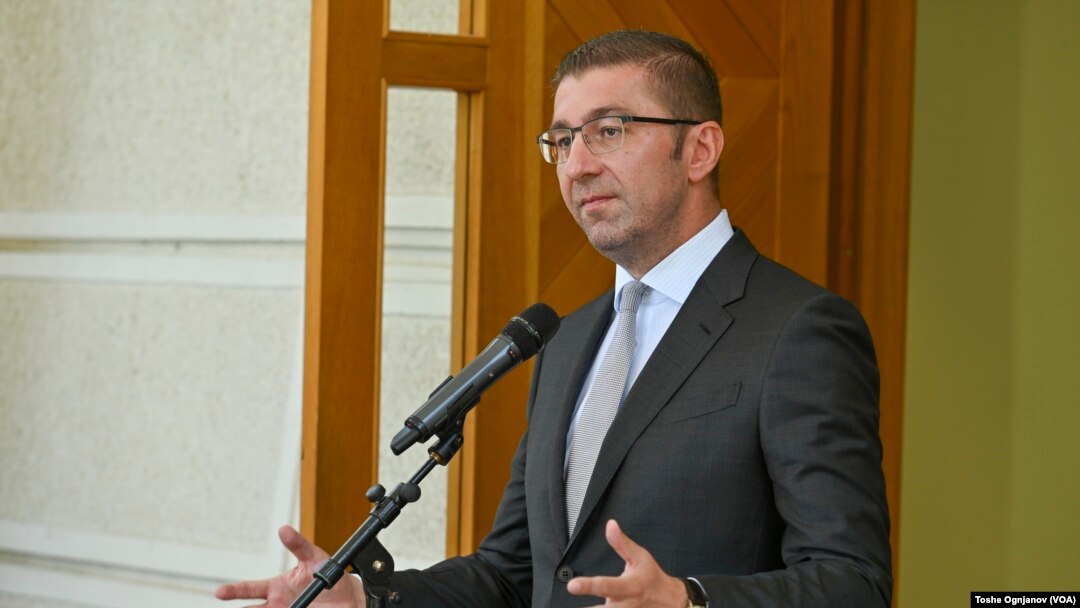 Премиерот, барем не јавно, не ѝ забележува на новата министерка, иако таа првично изјави дека нема бугарско државјанство, за само ден потоа да признае дека имала, но и дека побарала отпуст од бугарско државјанство
