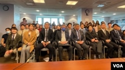 台湾民众党主席柯文哲(前排右四)在乔治华盛顿大学演讲后与民众党代表团成员及学生合照。(2023年4月17日，美国之音锺辰芳拍摄）