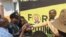 Amapholisa ahlasele isikhulumeli seCCC uMnu Promise Mkhwananzi ezama ukumbopha ngesikhathi ekhuluma lentathelizindaba ngoMgqibelo eHarare. (Umfanekiso Ogciniweyo)