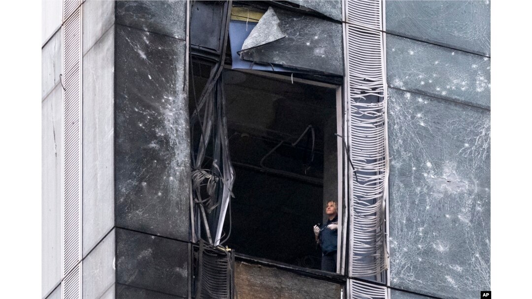 Seorang penyelidik memeriksa gedung pencakar langit yang rusak di kawasan bisnis Kota Moskow setelah dilaporkan adanya serangan drone di Moskow, Rusia, Rabu, 23 Agustus 2023. (Foto: AP)