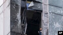 Un investigador examina un rascacielos dañado en el distrito comercial de la ciudad de Moscú después de un ataque con drones en Moscú, Rusia, el miércoles 23 de agosto de 2023.