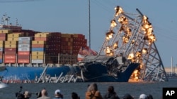 В Балтиморе были приведены в действие заряды взрывчатки, чтобы обрушить секции моста Фрэнсиса Скотта Ки, опиравшегося на контейнеровоз Dali.13 мая 2024 года 