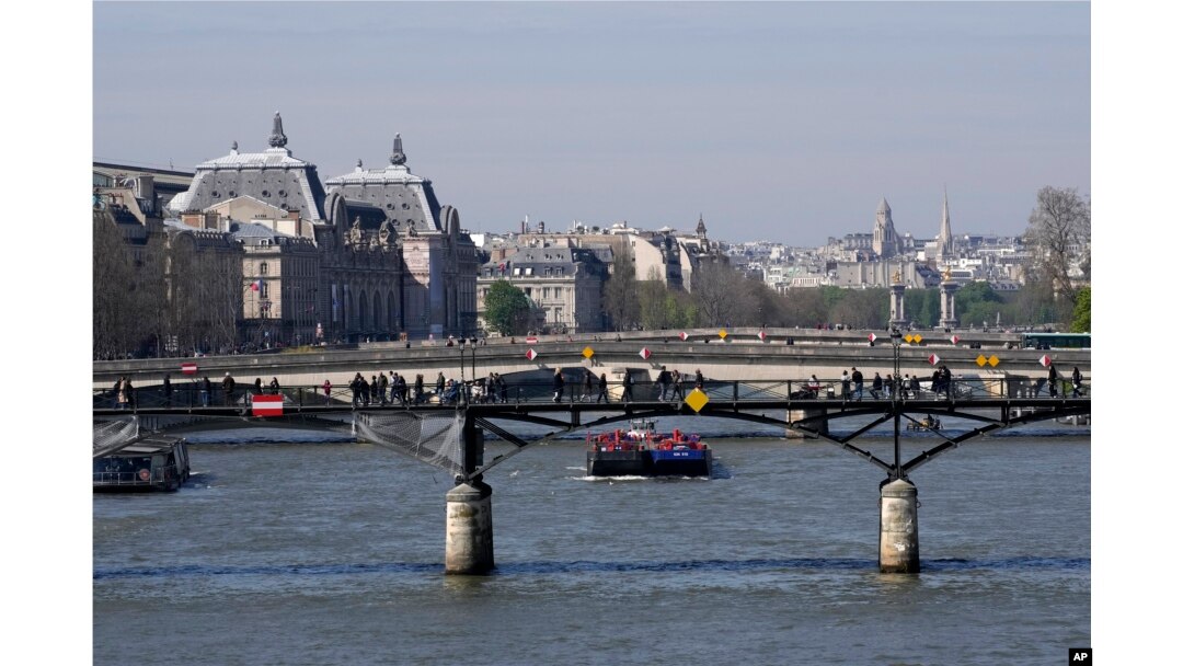 Kapal tongkang menyusuri Sungai Seine di Paris, Rabu, 5 April 2023. (Foto: AP)