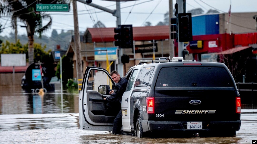 Un ayudante del alguacil revisa su camioneta mientras conduce a través de las inundaciones en la comunidad de Pájaro en el condado de Monterey, California, el lunes 13 de marzo de 2023. (Foto AP/Noah Berger)