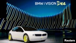 Mobil konsep BMW i Vision Dee (Digital Emotional Experience) ditampilkan di atas panggung setelah diperkenalkan pada pidato utama BMW di CES 2023, pameran dagang elektronik konsumen tahunan, di Las Vegas, Nevada, AS, 4 Januari 2023. (REUTERS/Steve Marcus)