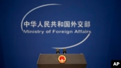 Podij s nacionalnim amblemom Narodne Republike Kine i logom kineskog Ministarstva vanjskih poslova