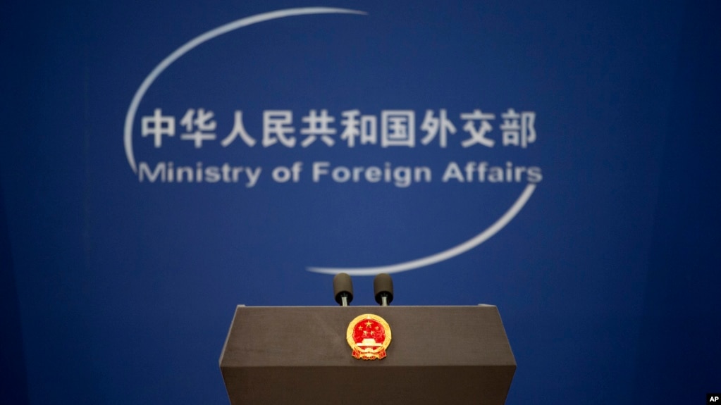 资料照片：带有中国国徽的 中共外交部讲台。（美联社照片）