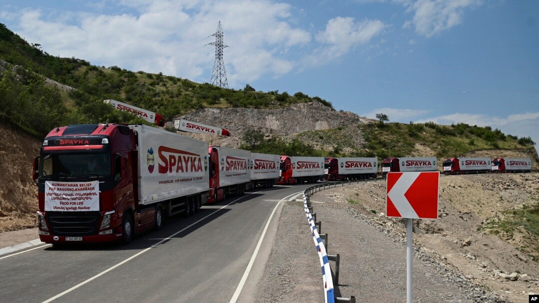 Բեռնատարները Լաչինի միջանցքում