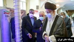 علی خامنه‌ای در بازدید از نمایشگاه «دستاوردهای هسته‌ای» جمهوری اسلامی. آرشیو