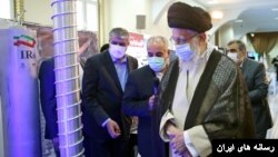 علی خامنه‌ای در بازدید از نمایشگاه «دستاوردهای هسته‌ای» جمهوری اسلامی