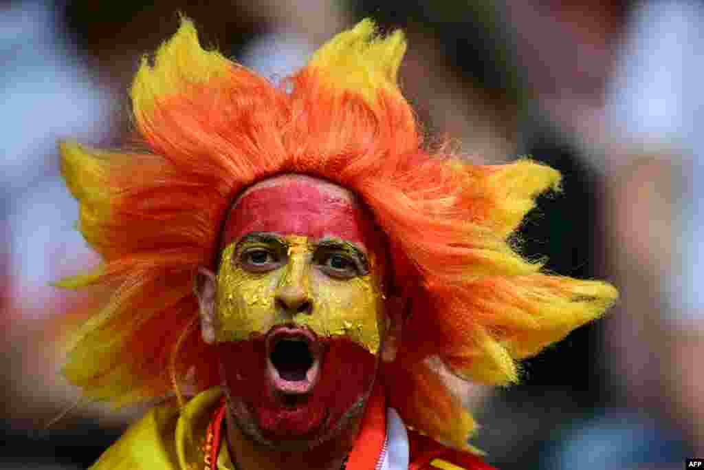 Seorang pendukung Spanyol bersorak sebelum dimulainya pertandingan sepak bola perempat final UEFA Euro 2024 antara Spanyol dan Jerman di stadion Stuttgart Arena, kota Stuttgart, Jerman. (AFP)&nbsp;