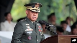 Tướng Romeo Brawner, người đứng đầu quân đội Philippines ngày 4/6/2024 tố cáo Trung Quốc tich thu hàng tiếp tế do máy bay thả xuống Bãi Cỏ Mây. 