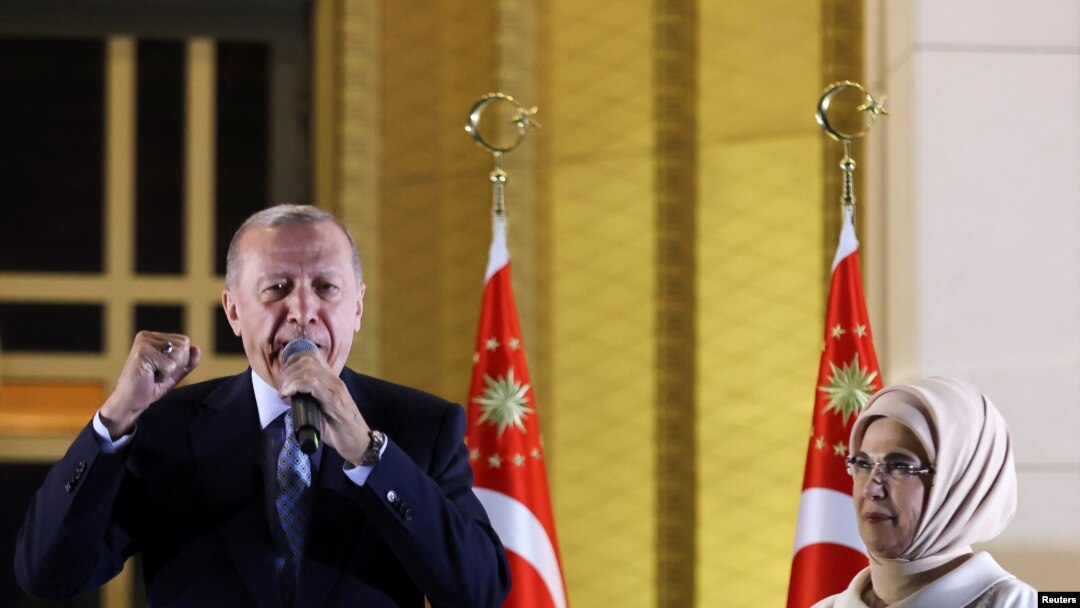 Presiden Turki Recep Tayyip Erdogan berpidato di depan para pendukungnya di Istana Kepresidenan di Ankara, Turki, pada 29 Mei 2023, menyusul kemenangannya dalam putaran kedua pemilihan presiden Turki. (Foto: Reuters/Umit Bektas)