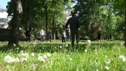 خۆبەخشێکی کەنەدایی یارمەتی ئۆکراینییە ئاوارەبووەکان دەدات