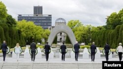 参加七国集团峰会的七国和欧盟领导人在广岛和平纪念公园敬献花圈。(2023年5月19日)W