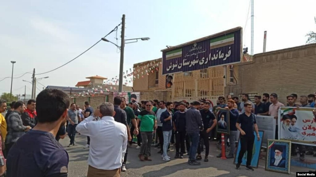 تجمع اعتراضی گروهی از کارگران «کاغذ پارس طبیعت سلولز» در مقابل فرمانداری شوش. اعتراضهای کارگران و مزدبگیران در مناطق متلف ایران در سالیان اخیر گسترش بسیاری یافته است.