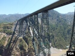Chenab Rail Bridge, a 1.6-kilometer-long bridge, is nearly 366 meters tall and will be the tallest rail bridge in the world in Kashmir. (Bilal Hussain/VOA)