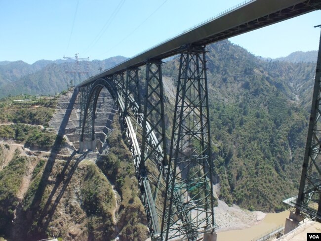 Chenab Rail Bridge, a 1.6-kilometer-long bridge, is nearly 366 meters tall and will be the tallest rail bridge in the world in Kashmir. (Bilal Hussain/VOA)