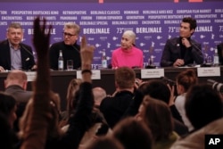 Dari kiri: Produser Nicholas Martin, Lior Ashkenazi, Helen Mirren, dan sutradara Guy Nattiv pada konferensi pers film 'Golda' selama Festival Film Internasional 'Berlinale', di Berlin, Jerman, Senin, 20 Februari 2023. (Joel C Ryan/Invision/AP)