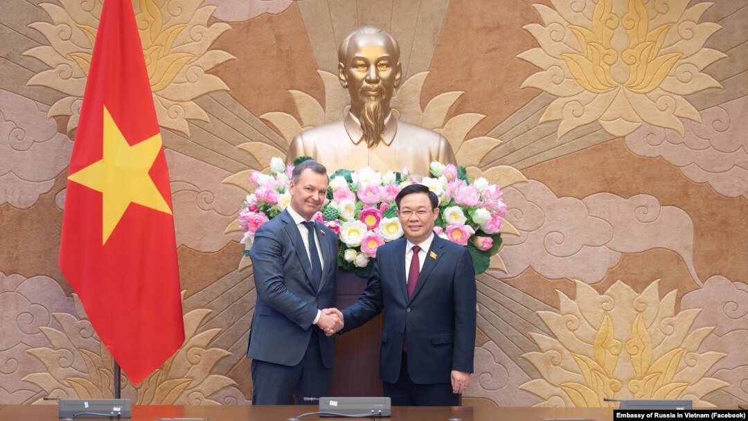 Phó Chủ tịch thứ nhất Hội đồng Liên bang Nga Andrey Yatskin bắt tay Chủ tịch Quốc hội Việt Nam Vương Đình Huệ trong một cuộc hội kiến tại Hà Nội, ngày 17 tháng năm 2023.