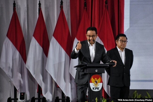 Paslon Anies Bawesdan dan Muhaimin Iskandar dalam acara "Paku Integritas Capres/Cawapres" yang dilangsungkan Komisi Pemberantasan Korupsi (KPK), Rabu, 17 Januari 2024. (Foto: TKN Anies-Imin)