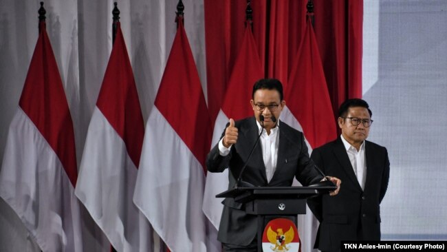 Cawapres Muhaimin Iskandar atau Cak Imin bersama capres Anies Baswedan menghadiri acara "Paku Integritas Capres/Cawapres" yang dilangsungkan Komisi Pemberantasan Korupsi (KPK), Rabu, 17 Januari 2024. (Foto: TKN Anies-Imin)