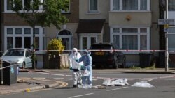 Petugas forensik polisi memeriksa TKP di Hainault, timur London, 30 April 2024. Seorang remaja laki-laki dilaporkan tewas akibat serangan dengan senjata tajam (pedang) di London timur. (Adrian DENNIS/AFP)