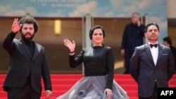 FILE - (Dari kiri) Sutradara film Iran Saeed Roustayi, aktris Iran Taraneh Alidoosti dan aktor Iran-AS Payman Maadi setibanya di Cannes, Prancis selatan, untuk pemutaran film "Leila's Brothers" pada Festival Film Cannes edisi ke-75, 25 Mei 2022. (Valery HACHE / AFP)