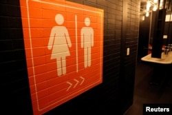 纽约市一个牌子表明这是一个跨性别洗手间。（2017年4月19日）
