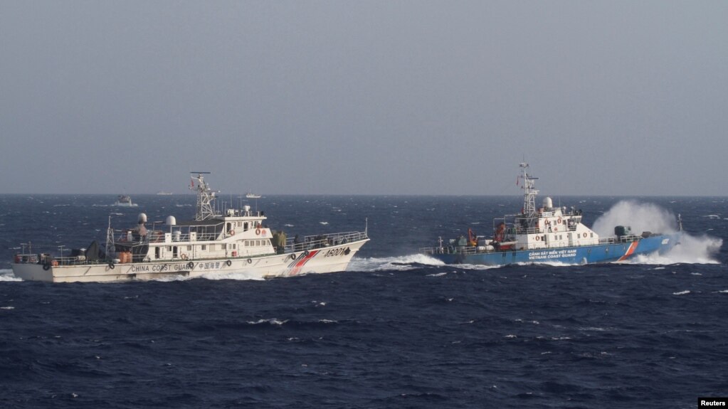 资料照：在离越南海岸大约210公里的南中国海上，从一艘越南海岸警卫队的船上看附近的中国海警船。（2014年5月14日）(photo:VOA)