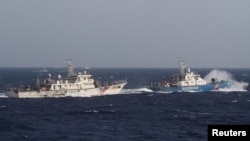 資料照：在離越南海岸大約210公里的南中國海上，從一艘越南海岸警衛隊的船上看附近的中國海警船。（2014年5月14日）