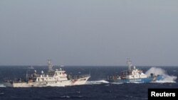Hai tàu cảnh sát biển của Việt Nam và Trung Quốc vờn nhau trong giai đoạn căng thẳng ở Biển Đông, 14/5/2014.