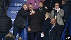 Zoti Lineker pozon për tifozët gjatë ndeshjes Leicester City-Chelsea (11 mars 2023)