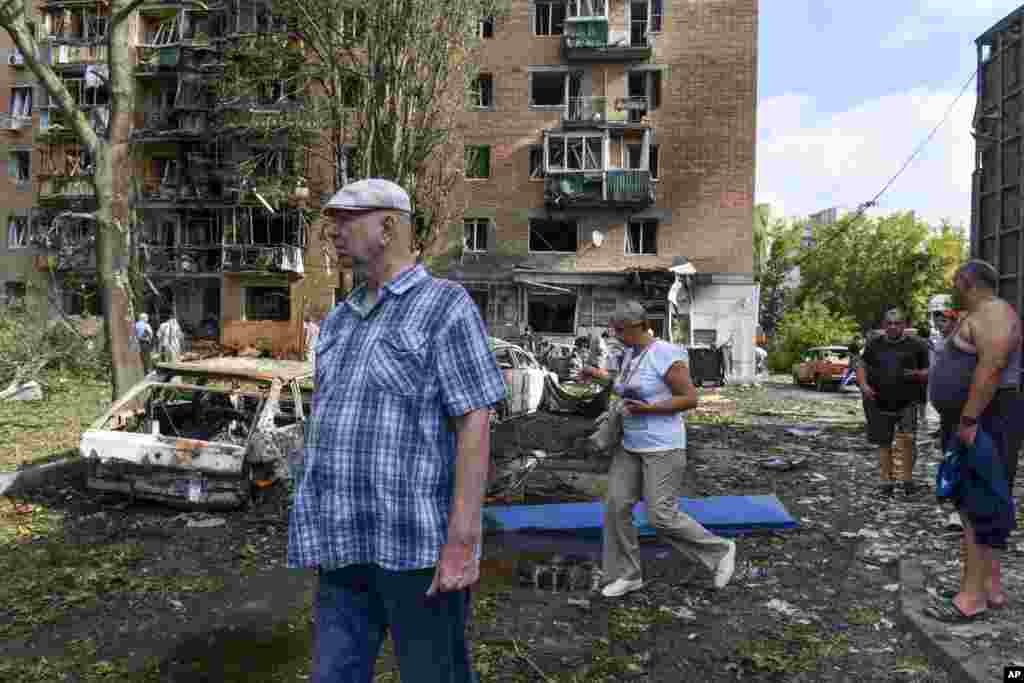 Las personas caminan cerca de un edificio de apartamentos dañado tras ataques de las fuerzas ucranianas en Kursk, Rusia, el 11 de agosto de 2024. (Foto AP)