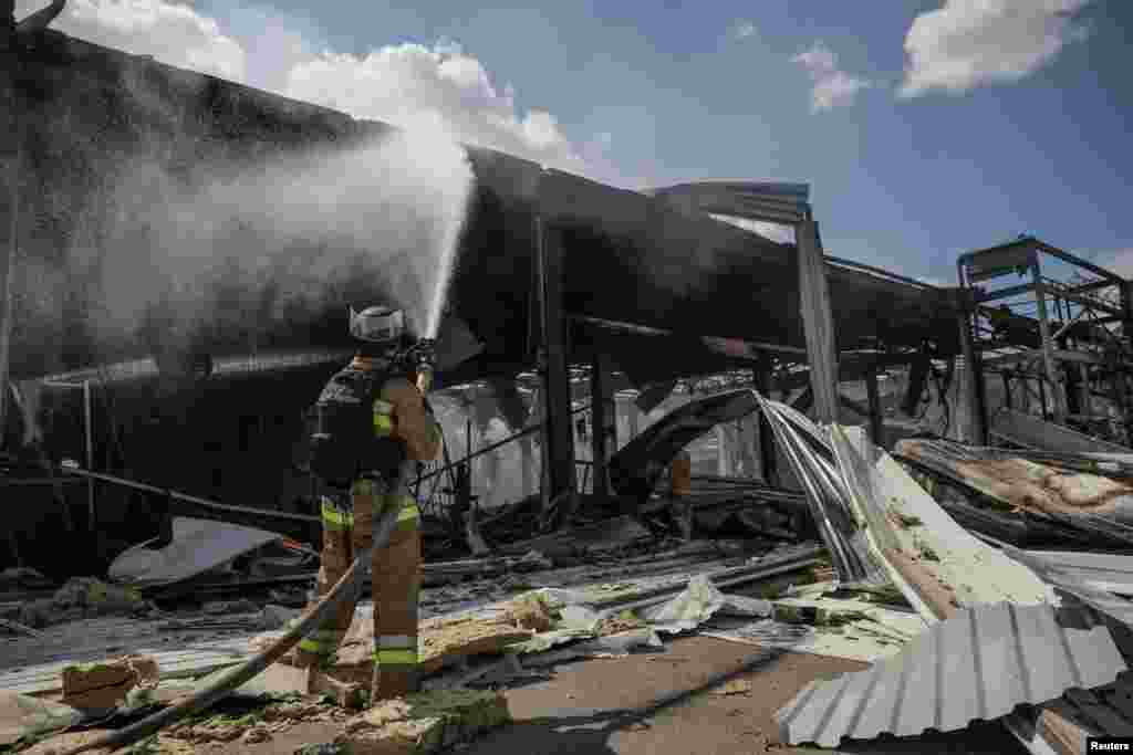 El centro comercial de Kostiantynivka, en la región oriental de Donetsk, está situado en la zona residencial de la ciudad.&nbsp;&quot;Rusia responderá por este terrorismo y haremos todo lo posible para garantizar que la paz siga estando con Ucrania, para apoyar nuestra defensa y salvar la vida de nuestro pueblo&quot;, escribió el presidente ucraniano, Volodymyr Zelenskyy, en redes sociales tras el ataque.