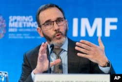 FILE - Direktur Departemen Riset Dana Moneter Internasional Pierre-Olivier Gourinchas berbicara pada konferensi pers selama Pertemuan Musim Semi Bank Dunia/IMF di kantor pusat Dana Moneter Internasional (IMF) di Washington, 11 April 2023. (Jose Luis Magana/AP)