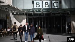 FIle - Pejalan kaki berjalan melewati Markas Besar BBC di Broadcasting House di pusat kota London pada 6 Oktober 2022. (Justin TALLIS / AFP)