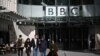 FIle - Pejalan kaki berjalan melewati Markas Besar BBC di Broadcasting House di pusat kota London pada 6 Oktober 2022. (Justin TALLIS / AFP)