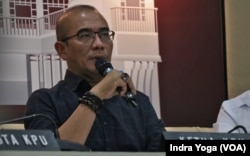 Ketua Komisi Pemilihan Umum (KPU), Hasyim Asyari memberikan keterangan kepada wartawan dalam konferensi pers KPU pada Senin (16/10) di Jakarta. (VOA/Indra Yoga)