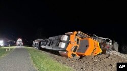 Rangkaian gerbong kereta api milik perusahaan BNSF tergelincir di wilayah milik suka asli Swinomish di dekat Anacortes, Washington, pada 16 Maret 2023. (Foto: Washington Department of Ecology/AP)