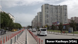 Mavişehir gecekondu yerleşiminin yaygın olduğu İzmir’in en şehirleşmiş ve emlak piyasasının da en pahalı olduğu bölgelerinden biri.
