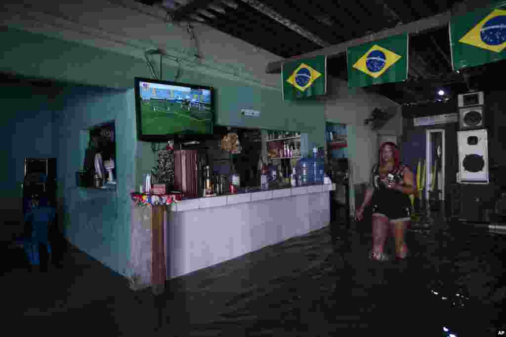  Heloisa Regina camina dentro de su bar inundado después de una lluvia mortal en Duque de Caxias, Brasil, el 14 de enero de 2024. (Foto AP/Bruna Prado). &nbsp; 