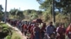 Familiares y amigos de Marcos Orlando Quina Gabriel, de 19 años, quien murió en un accidente de camión en el sur de México junto con otros migrantes, participan en una procesión fúnebre hacia el cementerio en Xenimaquin, San Juan Comalapa, Guatemala, el 31 de diciembre de 2021.