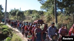 Familiares y amigos de Marcos Orlando Quina Gabriel, de 19 años, quien murió en un accidente de camión en el sur de México junto con otros migrantes, participan en una procesión fúnebre hacia el cementerio en Xenimaquin, San Juan Comalapa, Guatemala, el 31 de diciembre de 2021.