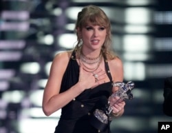 Taylor Swift acepta el premio al video del año por "Anti-Hero" durante los MTV Video Music Awards el martes 12 de septiembre de 2023 en el Prudential Center en Newark, Nueva Jersey (Foto de Charles Sykes/Invision/AP)