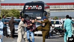 资料照片：巴基斯坦便衣警察在白沙瓦市殴打前总理汗的支持者。(2023年5月9日）