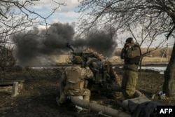 Prajurit Ukraina menembakkan Howitzer 105mm ke posisi Rusia, dekat kota Bakhmut, pada 4 Maret 2023. (Foto: AFP/Aris Messinis)