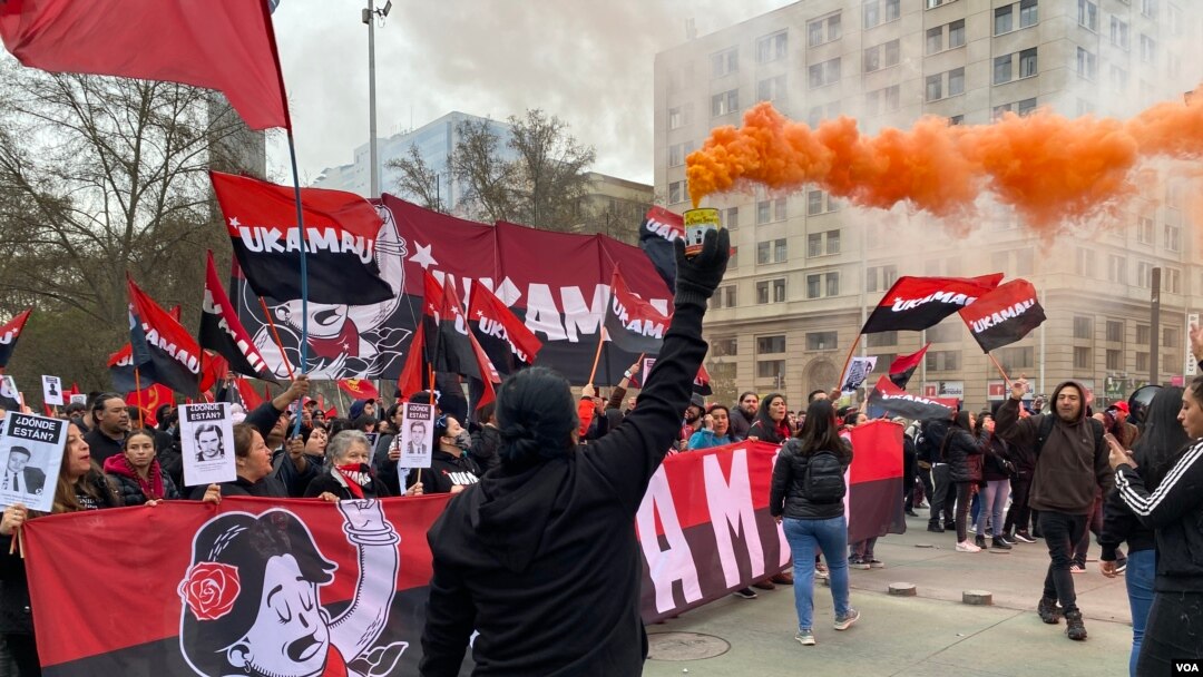 Chilenos salieron a las calles para recordar el 50 aniversario del golpe militar de 1973.