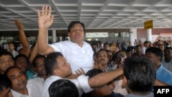 ঢাকার জিয়া আন্তর্জাতিক বিমানবন্দরে পৌঁছানোর পর বাংলাদেশ পুলিশ কর্মকর্তারা গ্রেপ্তার করার সময় চিৎকার করছেন বিএনপি নেতা ও সাবেক মন্ত্রী আমানউল্লাহ আমান। ২৯ সেপ্টেম্বর, ২০০৯। (ফাইল ছবি) 